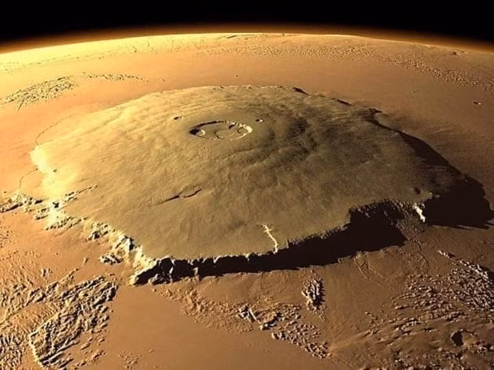  Ngọn núi cao nhất Hệ Mặt Trời: Núi Olympus Mons trên Sao Hỏa là ngọn núi lửa cao nhất Hệ Mặt Trời, với độ cao 21,9 km – gấp gần 2,5 lần so với đỉnh Everest – “nóc nhà” của Trái Đất. Ảnh: Pinterest.