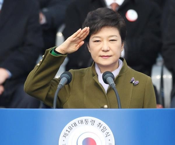 Quốc hội Hàn Quốc luận tội Park vào tháng 12/2016, Tòa án Hiến pháp phê chuẩn việc phế truất vào tháng 3/2017. Bà trở thành Tổng thống Hàn Quốc đầu tiên bị phế truất. Ảnh: Pinterest.