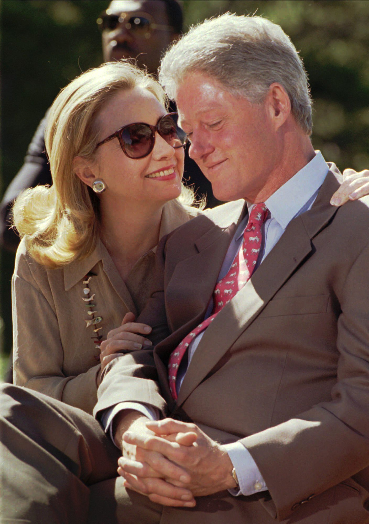  3. Bill Clinton - Tổng thống Mỹ (1998). Clinton bị điều tra vì có quan hệ tình cảm ngoài luồng với thực tập sinh Nhà Trắng, Monica Lewinsky, và bị cáo buộc khai man. Ông bị luận tội với hai cáo buộc: khai man trước bồi thẩm đoàn và cản trở công lý. Ảnh: Pinterest.