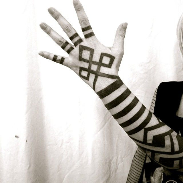  6. Phong tục xăm mình. Truyền thống xăm mình của người Ainu có từ lâu đời, chủ yếu dành cho phụ nữ. Những hình xăm được cho là bảo vệ họ khỏi ma quái và mang lại may mắn. Ảnh: Pinterest.