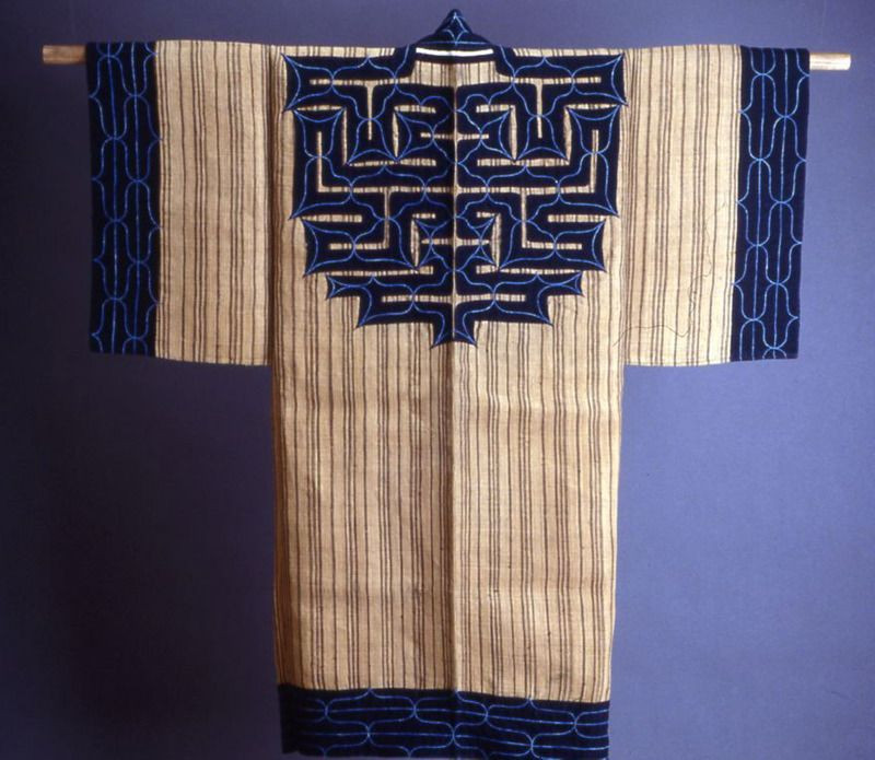  5. Trang phục truyền thống. Người Ainu có trang phục truyền thống gọi là attus, được làm từ vỏ cây và dệt thủ công. Những chiếc áo này có hoa văn đặc trưng và được làm từ vải tự nhiên. Ảnh: Pinterest.