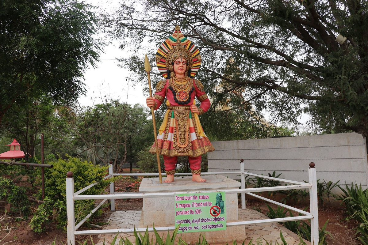  Biểu tượng của sự bảo vệ. Dạ xoa thường được đặt ở hai bên cửa, cổng và bậc cấp của các ngôi đền và cung điện, đóng vai trò như những vị thần bảo vệ, ngăn chặn tà ma và mang lại sự an lành. Ảnh: Pinterest.