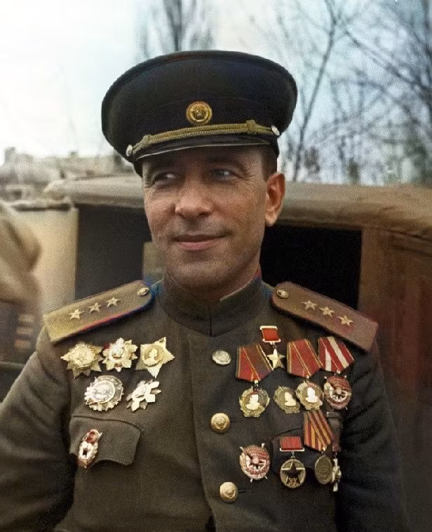  12. Mikhail Katukov: Thượng tướng thiết giáp, mổi bật với việc sử dụng chiến thuật thiết giáp hiệu quả trong các trận đánh lớn, lãnh đạo lực lượng xe tăng Hồng quân trong trận phòng thủ Moscow, trận Kursk và cuộc tấn công Berlin. Ảnh: Pinterest.