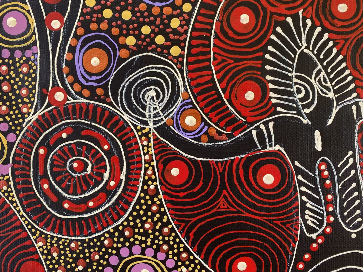  10. Luật pháp từ Thời gian Mơ. Những luật lệ truyền thống của thổ dân được gọi là "Luật Thời gian Mơ", có nội dung hướng dẫn cách sống hài hòa với thiên nhiên và cộng đồng. Ảnh: Pinterest.