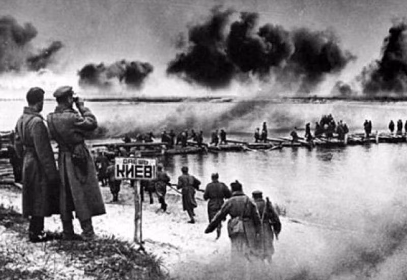  Các chiến thuật vượt sông độc đáo. Liên Xô sử dụng những cây cầu phao tạm và thuyền gỗ để vượt sông Dnieper, dù đối mặt với pháo binh mạnh của Đức. Ảnh: Pinterest.