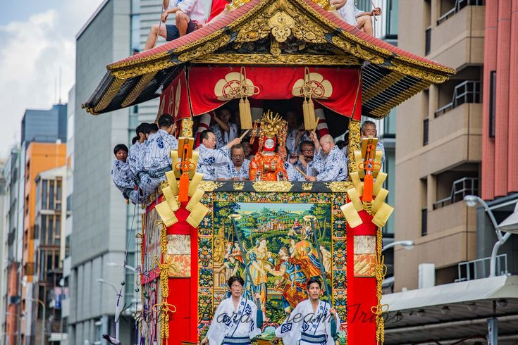  11. Matsuri – lễ hội Thần đạo. Matsuri là các lễ hội Thần đạo tổ chức khắp Nhật Bản để tôn vinh kami. Các lễ hội thường đi kèm với các cuộc diễu hành, biểu diễn và nghi thức truyền thống. Ảnh: Pinterest.