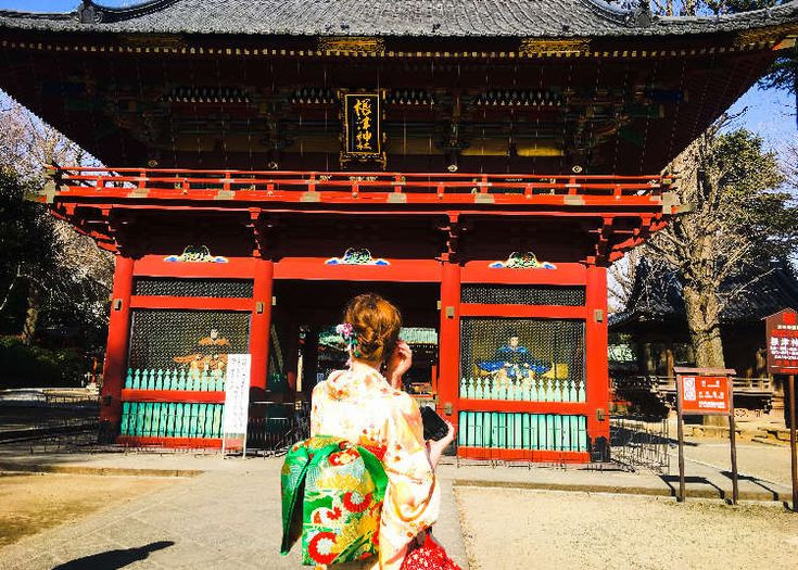  6. Hơn 80.000 đền thờ ở Nhật Bản. Nhật Bản có hơn 80.000 đền thờ Thần đạo, từ các đền nhỏ trong làng mạc đến các đền lớn như đền Ise và đền Fushimi Inari Taisha. Ảnh: Pinterest.