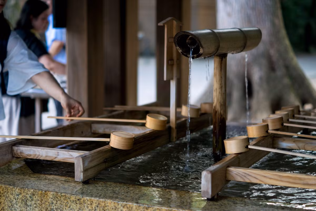  9. Sự thanh tẩy quan trọng. Trong Thần đạo, thanh tẩy (misogi / harae) là nghi thức quan trọng để loại bỏ những thứ ô uế trước khi thờ cúng. Nghi lễ thường bao gồm rửa tay và miệng tại các đền thờ. Ảnh: Pinterest.