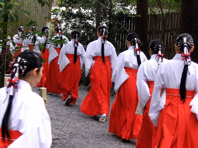  12. Không yêu cầu tín đồ chính thức. Thần đạo không yêu cầu tín đồ phải chính thức gia nhập. Nhiều người Nhật theo Thần đạo mà không cần thực hiện nghi thức nhập đạo. Ảnh: Pinterest.