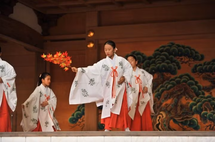  2. Không có người sáng lập hay kinh thánh. Khác với nhiều tôn giáo khác, Thần đạo không có người sáng lập, kinh thánh chính thức hay giáo lý chặt chẽ. Ảnh: Pinterest.