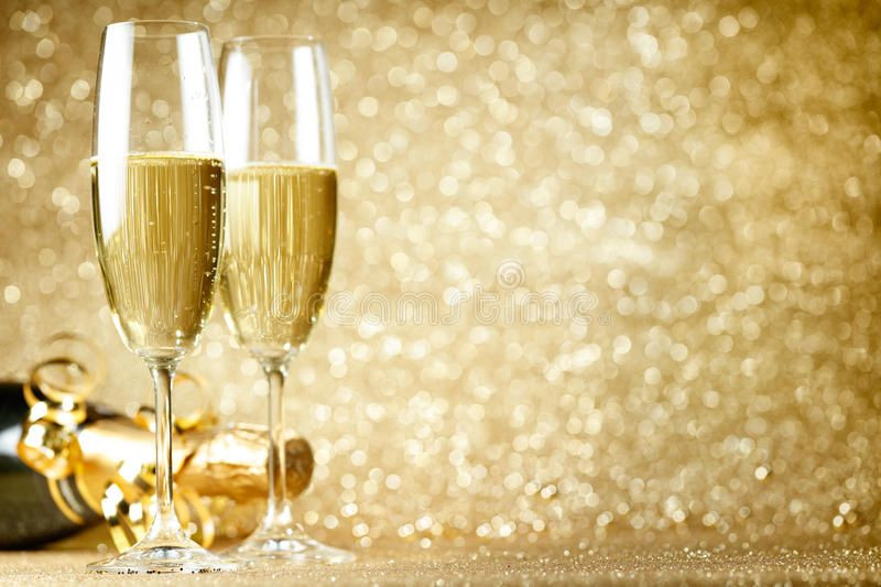  Năm mới và rượu sâm-panh. Phong tục uống rượu sâm-panh vào đêm giao thừa bắt nguồn từ Pháp vào thế kỷ 17 và lan rộng trên toàn thế giới như biểu tượng của sự thịnh vượng và vui vẻ. Ảnh: Pinterest.