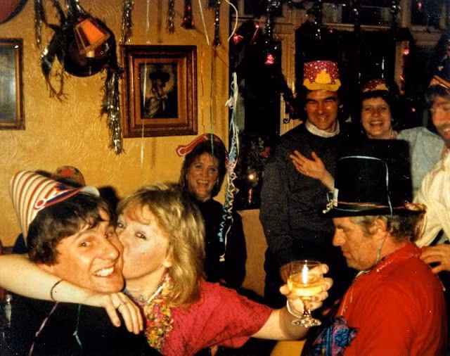  Ngày của sự đoàn tụ. Trong văn hóa nhiều quốc gia, ngày đầu năm mới là dịp để các gia đình quây quần, cầu mong hạnh phúc, sức khỏe và thành công cho cả năm. Ảnh: Pinterest.