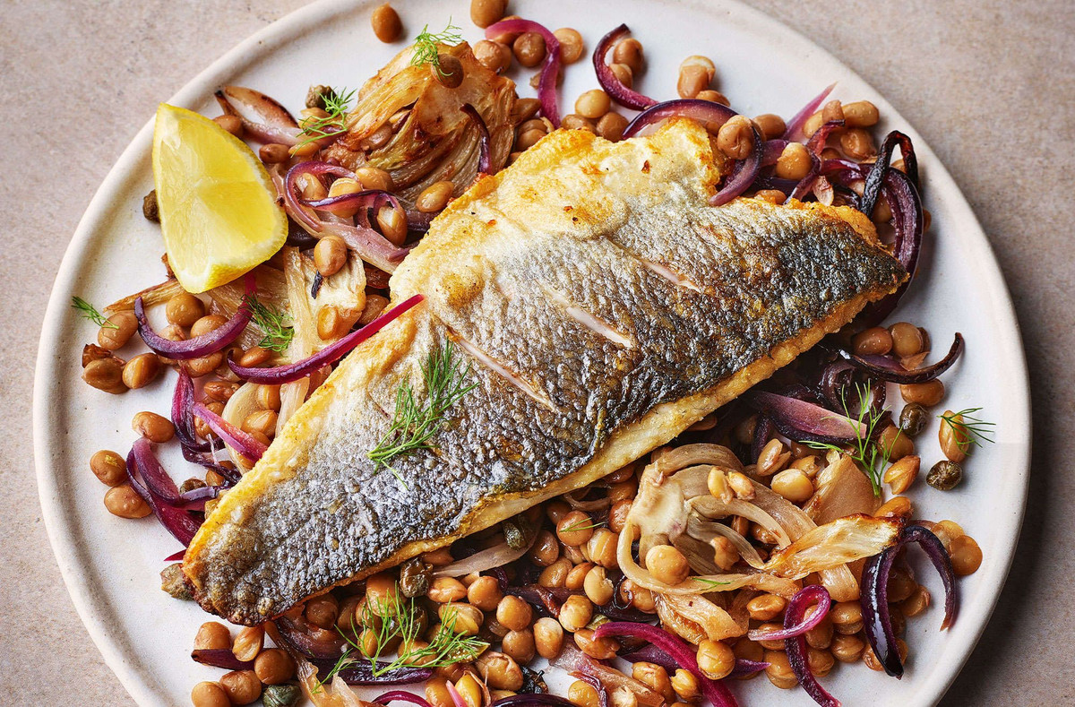  Tục ăn đậu lăng và cá. Ở nhiều nền văn hóa, người ta ăn đậu lăng, cá hoặc thực phẩm tròn tượng trưng cho tiền tài và thịnh vượng vào ngày đầu năm mới. Ảnh: Pinterest.