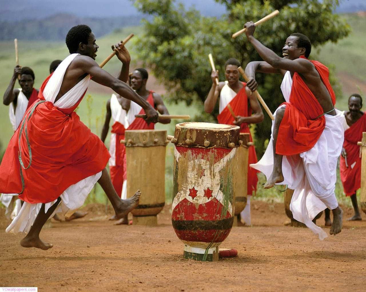  7. Truyền miệng các câu chuyện tổ tiên. Lịch sử tổ tiên thường được truyền lại qua lời kể, nhạc, và điệu múa. Những câu chuyện này giữ gìn bản sắc văn hóa và giáo dục các thế hệ trẻ. Ảnh: Pinterest.