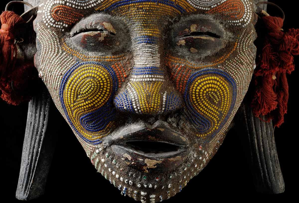  12. Biểu tượng tổ tiên qua điêu khắc. Các bộ tộc thường chạm khắc tượng hoặc mặt nạ để đại diện cho tổ tiên. Những vật này được dùng trong nghi lễ để kết nối với linh hồn. Ảnh: Pinterest.