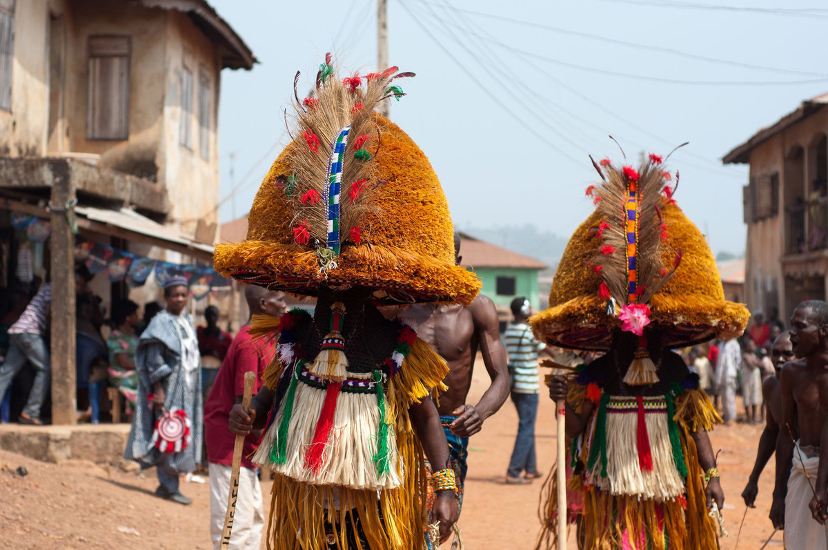  9. Bùa hộ mệnh từ tổ tiên. Các vật dụng như mặt dây chuyền, vòng cổ, hoặc bùa chú thường được làm để tưởng nhớ tổ tiên và mang lại may mắn hoặc sự bảo vệ cho người mang chúng. Ảnh: Pinterest.