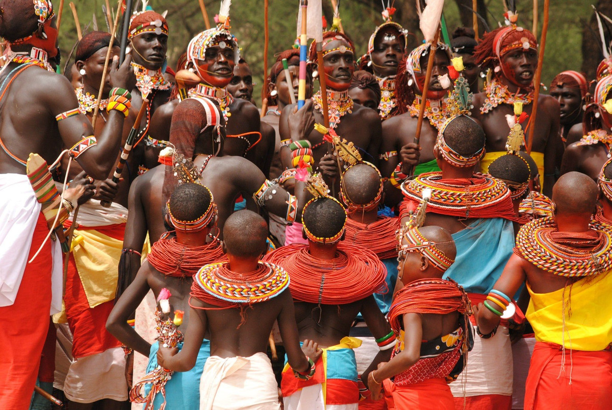  13. Cây gia phả linh thiêng. Một số bộ tộc sử dụng cây cổ thụ hoặc cây gia đình để tưởng nhớ tổ tiên, coi đó là biểu tượng của sự kết nối giữa các thế hệ. Ảnh: Pinterest.