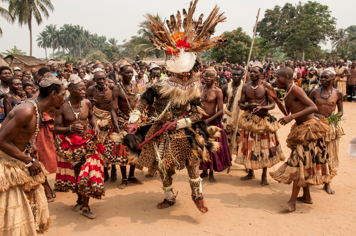  8. Quan niệm về "một thế giới khác". Nhiều bộ tộc tin rằng tổ tiên sống trong một thế giới khác, nhưng vẫn tương tác với thế giới hiện tại thông qua giấc mơ, điềm báo, hoặc sự kiện tự nhiên. Ảnh: Pinterest.