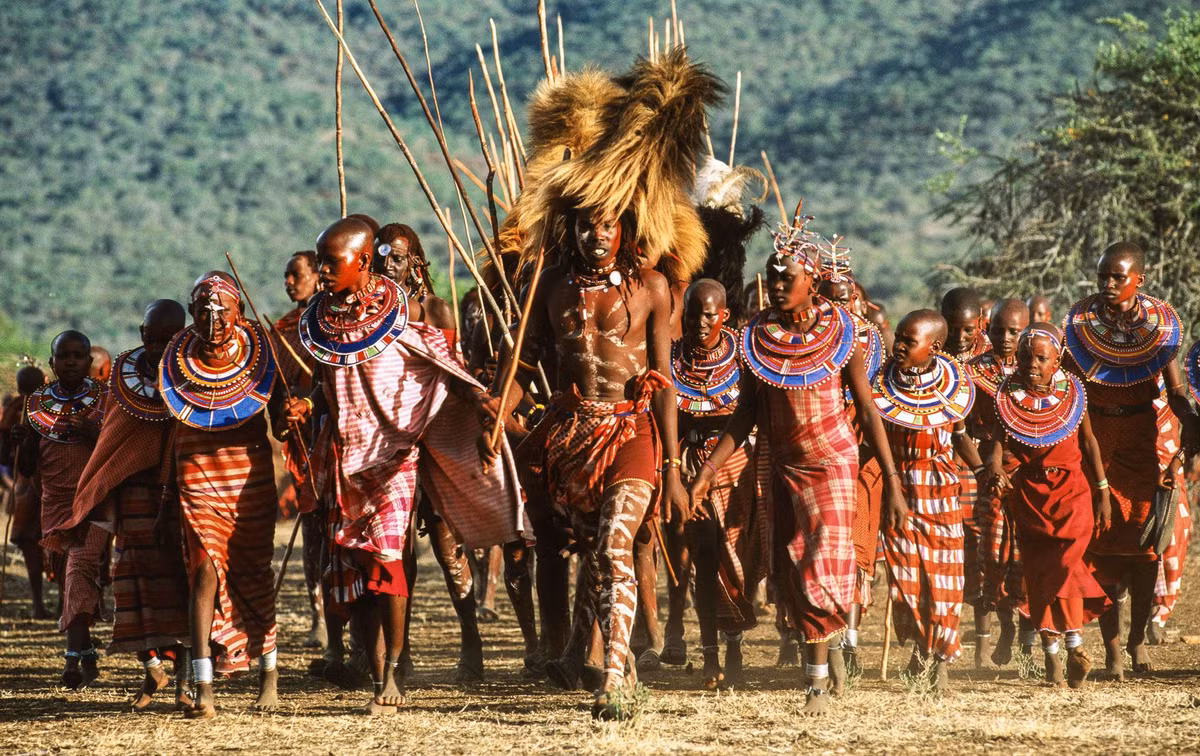  6. Vai trò của trưởng tộc. Trưởng tộc thường đóng vai trò là người dẫn dắt các nghi lễ thờ cúng tổ tiên, vì họ được coi là người nối tiếp gần nhất với các thế hệ trước. Ảnh: Pinterest.