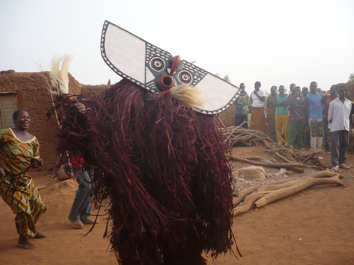  1. Tổ tiên là "người bảo vệ vô hình". Tổ tiên được xem là những linh hồn luôn dõi theo, bảo vệ gia đình và cộng đồng. Họ được coi là trung gian để truyền đạt ý muốn của thần linh.