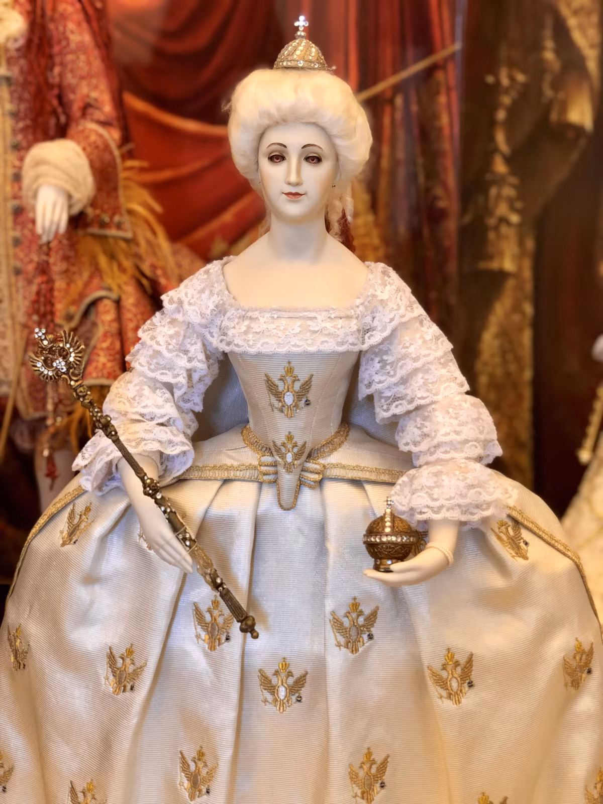  2. Học tiếng Nga để hòa nhập. Dù xuất thân từ Đức, Catherine đã nỗ lực học tiếng Nga và cải đạo sang Chính thống giáo để củng cố vị trí trong triều đình Nga. Ảnh: Pinterest.