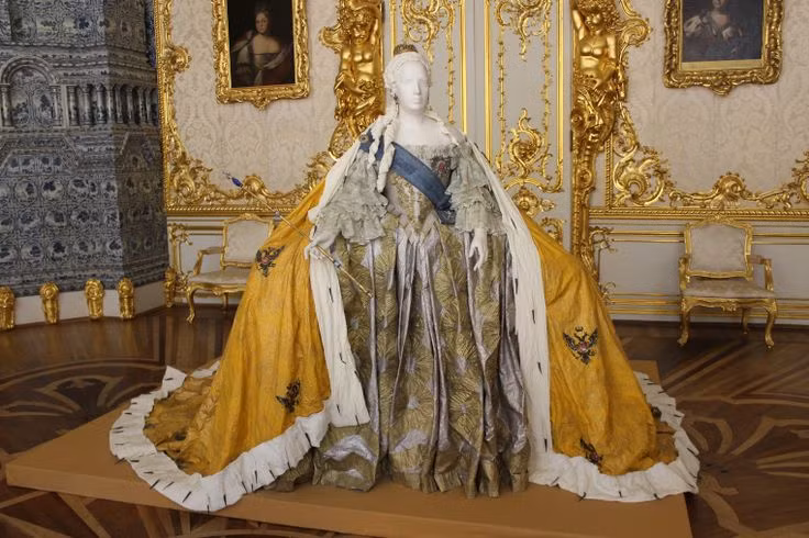  6. Hâm mộ triết học Khai sáng. Bà có mối quan hệ thư từ với nhiều nhà tư tưởng Khai sáng, như Voltaire và Diderot. Catherine áp dụng nhiều cải cách theo tinh thần Khai sáng trong chính quyền và giáo dục. Ảnh: Pinterest.