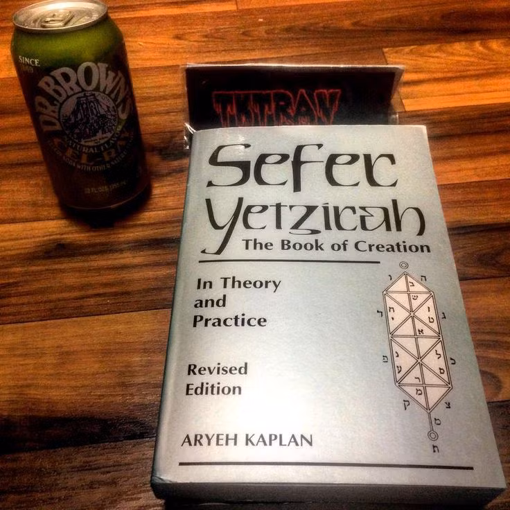  Quy mô nhỏ gọn: So với các văn bản Kabbalah khác, Sefer Yetzirah tương đối ngắn gọn, chỉ có khoảng 1.300 từ, nhưng chứa đựng ý nghĩa sâu sắc. Ảnh: Pinterest.