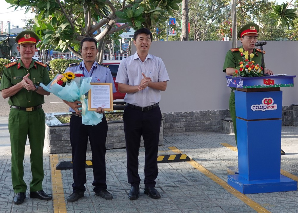 Khen thưởng bảo vệ siêu thị lao xe bắt gọn kẻ trộm xe máy - Hình 2 Khen thuong bao ve sieu thi lao xe bat gon ke trom xe may-Hinh-2