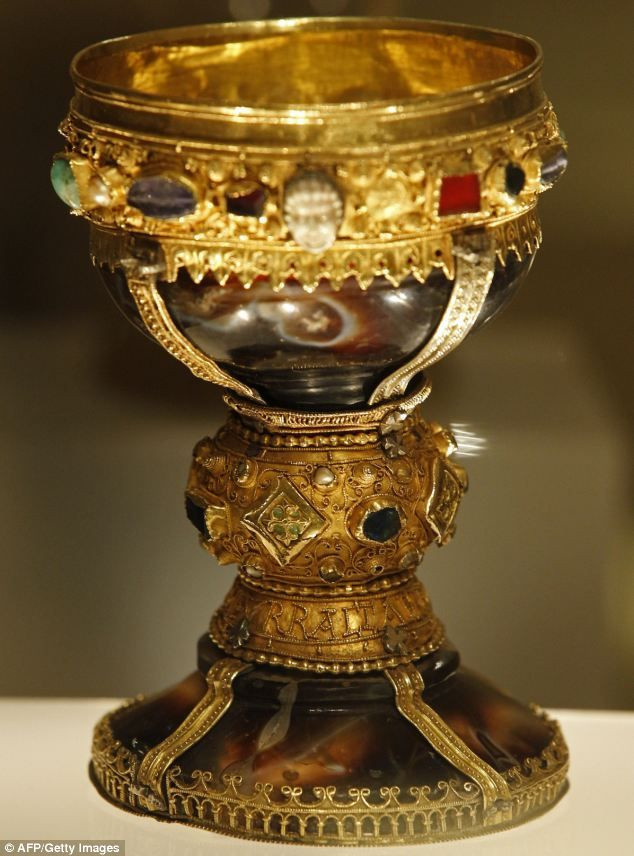  4. Chén Thánh và Joseph xứ Arimathea. Theo truyền thuyết, Joseph xứ Arimathea đã mang Chén Thánh đến Anh và giữ nó ở Glastonbury. Vì vậy, nước Anh đã trở thành bối cảnh của nhiều câu chuyện về Chén Thánh. Ảnh: Pinterest.