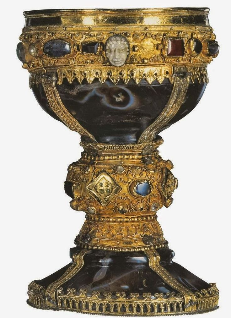  5. Liên kết với quyền năng thần thánh. Chén Thánh được cho là có khả năng chữa lành bệnh tật, mang lại sự trường sinh và ban phước lành cho những người tìm thấy. Ảnh: Pinterest.