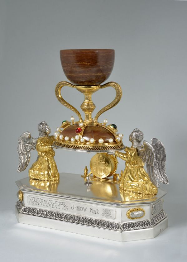  15. Vẫn là một bí ẩn chưa được giải mã. Cho đến ngày nay, Chén Thánh vẫn là một trong những biểu tượng bí ẩn và hấp dẫn nhất, với vô số giả thuyết và tranh luận về sự tồn tại và ý nghĩa của nó. Ảnh: Pinterest.