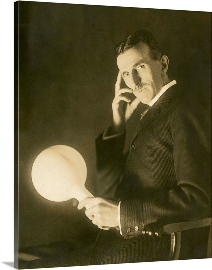 8. Chiếc đèn không dây đầu tiên. Tesla đã trình diễn đèn không dây vào năm 1893, đặt nền móng cho công nghệ không dây hiện đại. Ảnh: Pinterest.