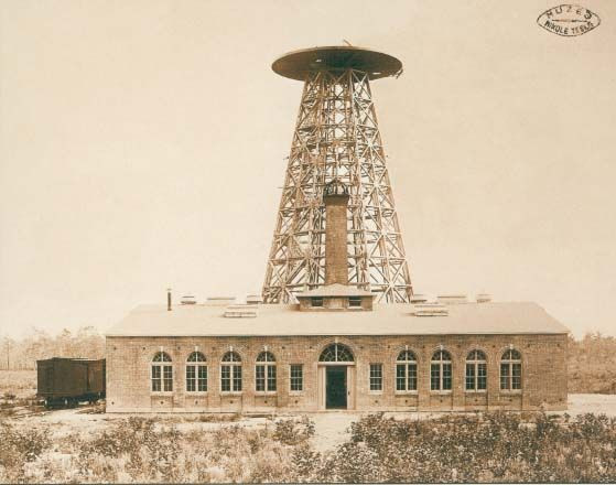 9. Tháp Wardenclyffe và giấc mơ truyền năng lượng không dây. Ông xây dựng Tháp Wardenclyffe, một dự án tham vọng nhằm truyền năng lượng không dây toàn cầu. Tuy nhiên, dự án này đã thất bại do thiếu kinh phí. Ảnh: Pinterest.