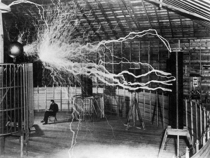 6. Người tiên phong về điện xoay chiều (AC). Tesla đã phát minh và phát triển hệ thống dòng điện xoay chiều (AC), hiện nay được sử dụng để cung cấp điện cho toàn thế giới. Ảnh: Pinterest.