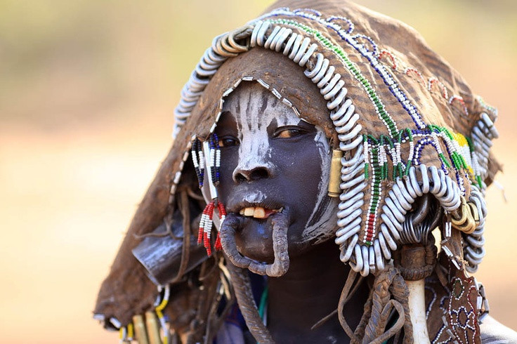  9. Các bộ lạc nguyên thủy. Nhiều bộ lạc tin rằng số mệnh con người được quyết định bởi các linh hồn, tổ tiên, hoặc thần linh. Ảnh: Pinterest.