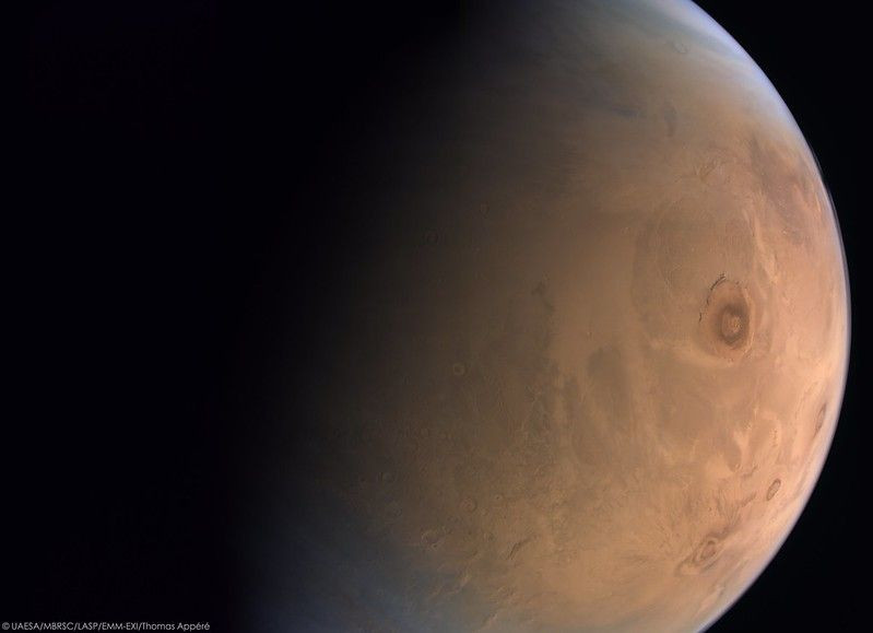  Khám phá từ xa: Olympus Mons được phát hiện lần đầu bởi các kính viễn vọng trên Trái Đất vào thế kỷ 19, nhưng chỉ được xác nhận rõ ràng nhờ các tàu vũ trụ như Mariner 9 vào năm 1971. Ảnh: Pinterest.