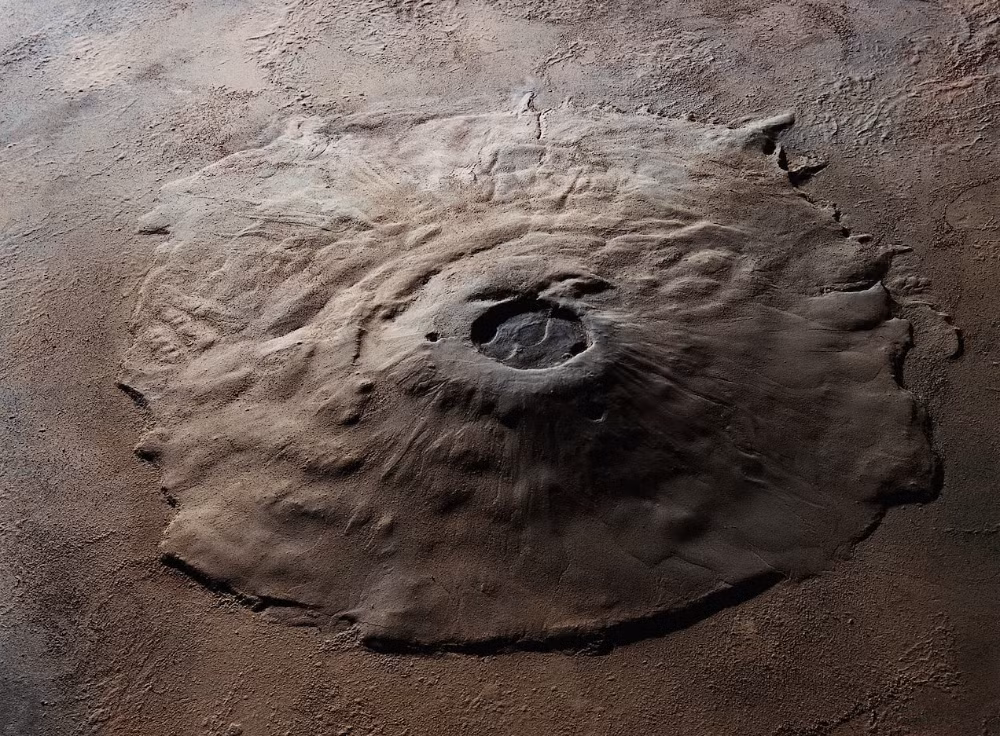  Diện tích khổng lồ: Đường kính của Olympus Mons là khoảng 600 km, tương đương diện tích của tiểu bang Arizona (Mỹ). Ảnh: Pinterest.