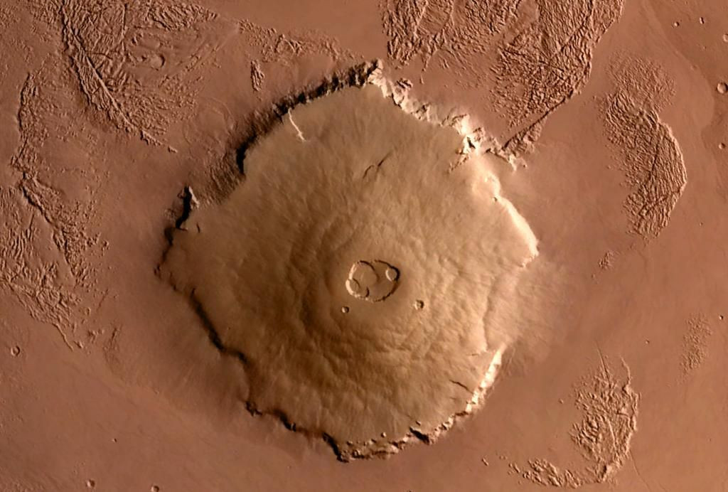  Hố sụt lớn: Đỉnh Olympus Mons có một caldera (hố miệng núi lửa) rộng khoảng 80 km, được tạo ra bởi sự sụt lún sau khi magma rút khỏi buồng núi lửa. Ảnh: Pinterest.