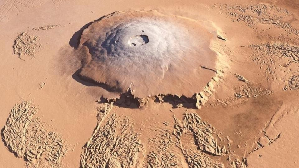  Vành đai bao quanh: Olympus Mons có một vùng vành đai địa hình gồ ghề, được gọi là aureole, có thể là kết quả của các vụ sạt lở hoặc sự dịch chuyển của dung nham trong lịch sử. Ảnh: Pinterest.