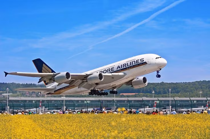  3. Hiển thị thực tế tăng cường (Augmented Reality). Buồng lái hiện đại trang bị màn hình HUD (Head-Up Display) hoặc kính AR hiển thị các thông số bay, bản đồ và cảnh báo ngay trước mắt phi công. Ảnh: Pinterest.