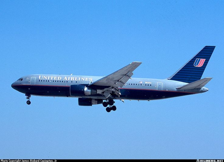  7. Công nghệ giao tiếp và liên lạc. Máy bay hiện đại sử dụng mạng lưới vệ tinh và các hệ thống liên lạc tân tiến để: Truyền dữ liệu nhanh chóng về tình trạng máy bay cho trung tâm điều hành; Cung cấp internet tốc độ cao cho hành khách qua Wifi vệ tinh. Ảnh: Pinterest.