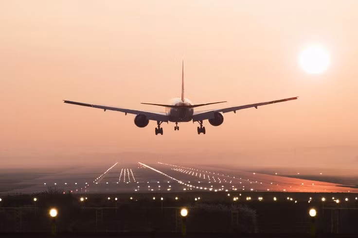 Tự động tránh va chạm: Hệ thống TCAS (Traffic Collision Avoidance System) phát hiện và tránh các máy bay khác trong không trung. Bay tự hành: Một số mẫu máy bay không người lái (UAV) có khả năng tự đưa ra quyết định dựa trên dữ liệu thu thập từ môi trường. Ảnh: Pinterest.