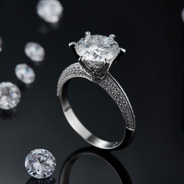  Biểu tượng của tình yêu: Việc sử dụng kim cương trong nhẫn đính hôn trở nên phổ biến nhờ chiến dịch tiếp thị "A diamond is forever" của De Beers vào năm 1947, biến kim cương thành biểu tượng của tình yêu vĩnh cửu. Ảnh: Pinterest.