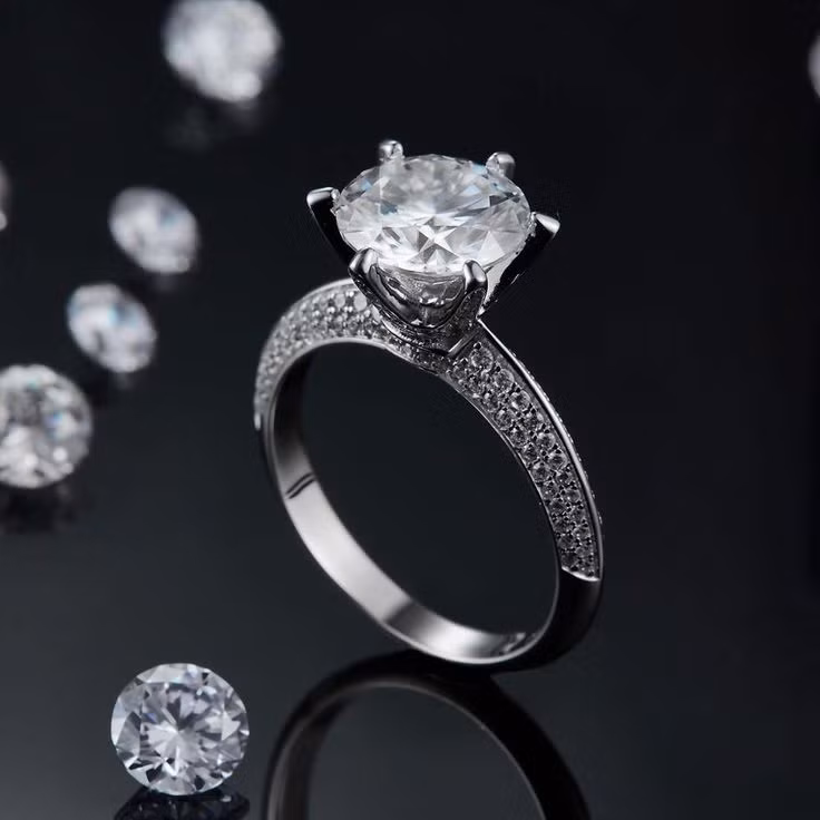  Biểu tượng của tình yêu: Việc sử dụng kim cương trong nhẫn đính hôn trở nên phổ biến nhờ chiến dịch tiếp thị "A diamond is forever" của De Beers vào năm 1947, biến kim cương thành biểu tượng của tình yêu vĩnh cửu. Ảnh: Pinterest.