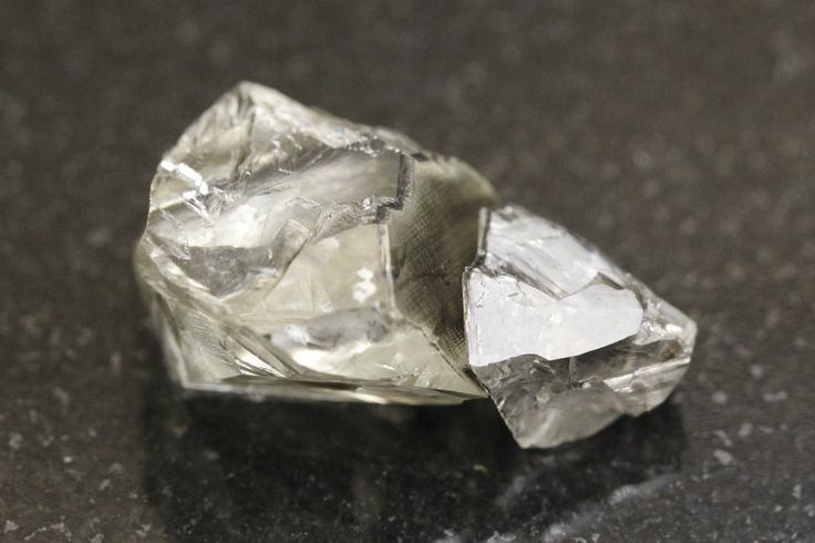  Là chất dẫn nhiệt tốt: Kim cương là chất dẫn nhiệt tự nhiên tốt nhất nhưng lại không dẫn điện, do cấu trúc liên kết chặt chẽ của các nguyên tử cacbon. Ảnh: Pinterest.