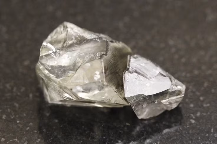  Là chất dẫn nhiệt tốt: Kim cương là chất dẫn nhiệt tự nhiên tốt nhất nhưng lại không dẫn điện, do cấu trúc liên kết chặt chẽ của các nguyên tử cacbon. Ảnh: Pinterest.