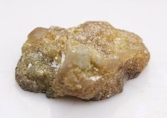  Kim cương và núi lửa: Kim cương được đưa lên bề mặt Trái Đất qua các vụ phun trào núi lửa và thường nằm trong các loại đá gọi là kimberlite hoặc lamproite. Ảnh: Pinterest.