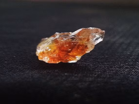  Kim cương đỏ hiếm nhất: Kim cương đỏ là loại hiếm nhất và có giá trị cao nhất trong tất cả các loại kim cương màu. Ảnh: Pinterest.