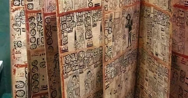  Viết trên nhiều chất liệu: Chữ Maya được khắc trên đá, gỗ, gốm sứ, và vẽ trên giấy làm từ vỏ cây (được gọi là "codex"). Ảnh: Pinterest.