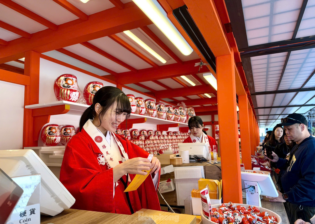 Quầy bán đồ lưu niệm búp bê trong chùa luôn chật kín du khách xếp hàng mua. Theo quan niệm của người Nhật, khi mua búp bê Daruma sẽ ước một điều và vẽ một con mắt. Khi điều ước thành hiện thực, họ sẽ vẽ lên con mắt còn lại.